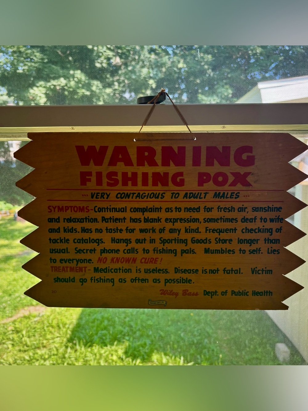 Warning Fishing Pox Wooden Sign - Red and Brown